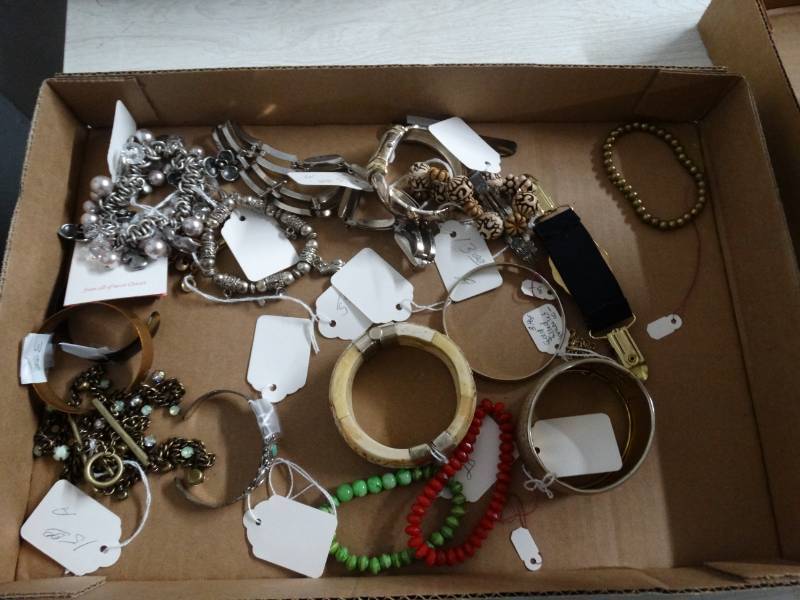lot 17547 image: Lot of watches & bracelet.