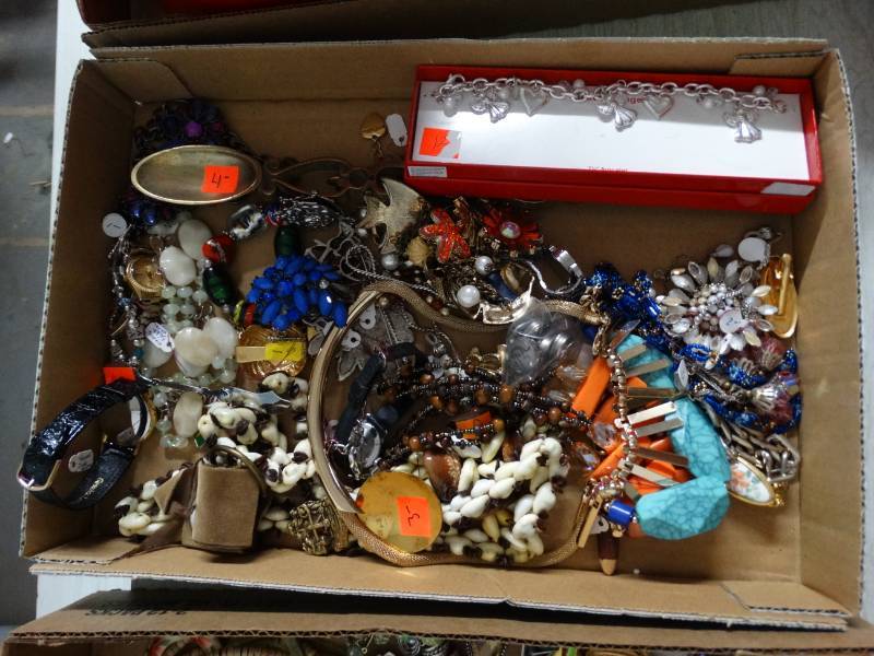 lot 17548 image: Lot of costume jewelry.