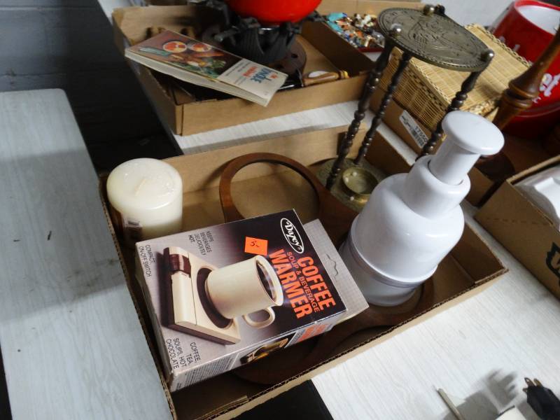 lot 17551 image: Coffee warmer, candle, metal candel holder, & gourmet traditions.