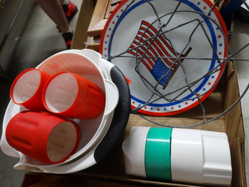 lot 17552 image: Lot of kitchen items.