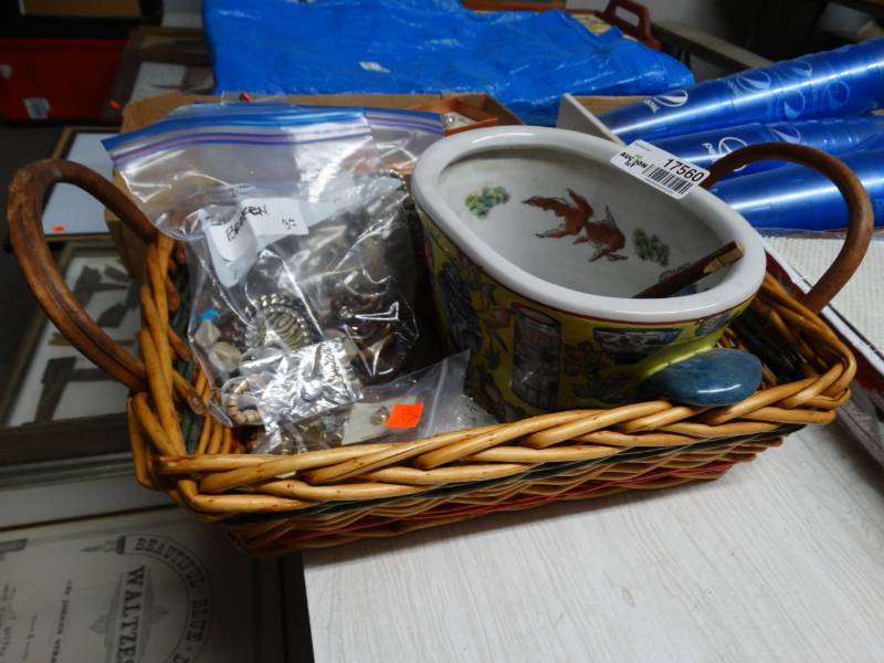 lot 17560 image: Lot of costume jewelrybasket.