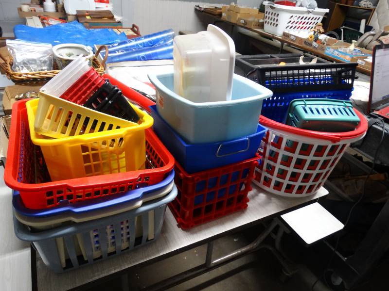 lot 17565 image: Large lot of various plastic basket.