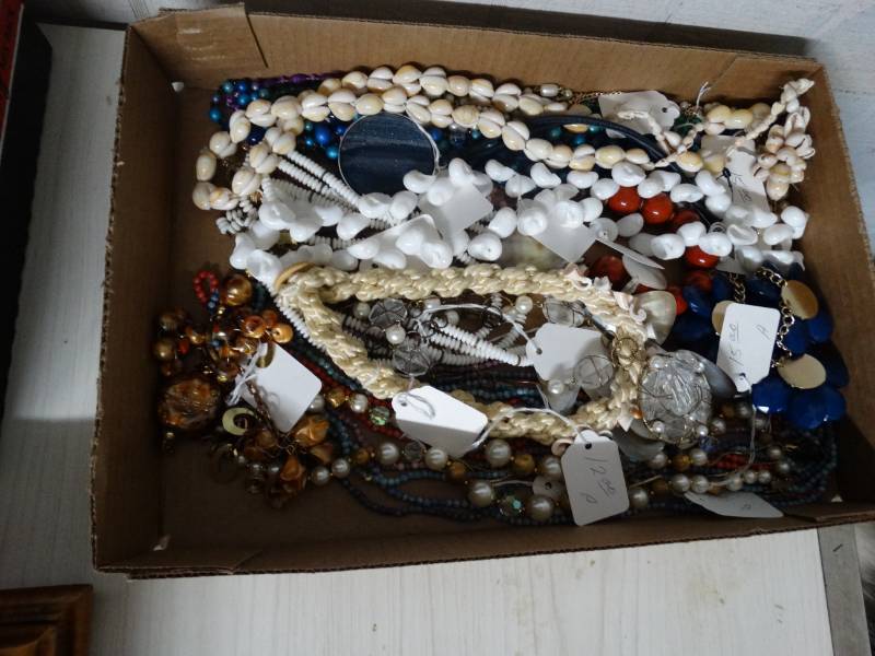 lot 17568 image: Lot of csotume jewelry.