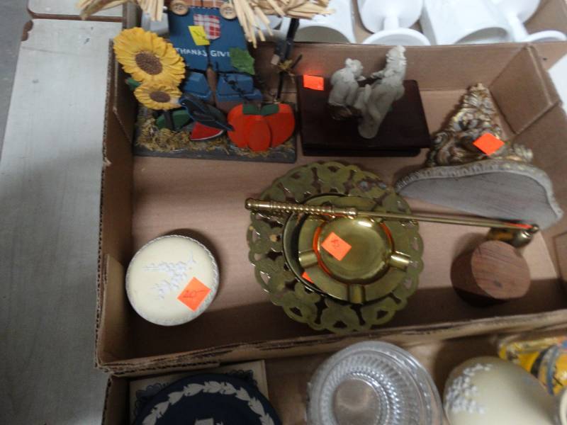 lot 17574 image: Lot of home decor.