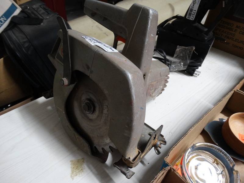 lot 17575 image: Black and Decker circular saw.