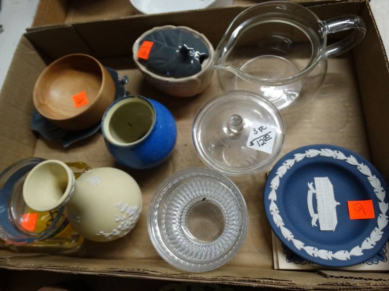 lot 17576 image: Lot of pottery and glassware.