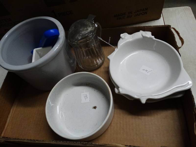 lot 17578 image: 2 Glass cow bowls, sugar dispenser and a glass bowl.
