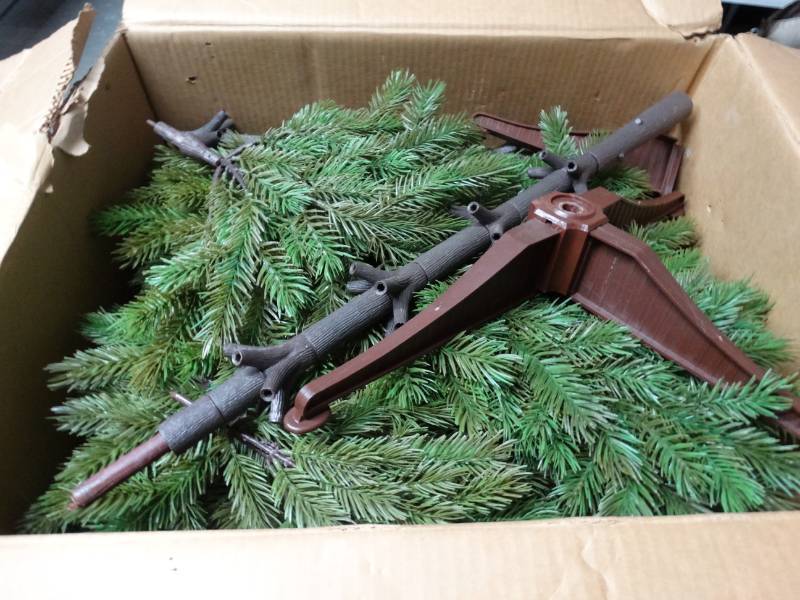 lot 17579 image: Christmas tree.