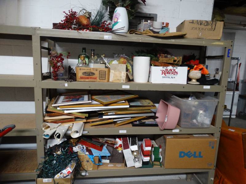 lot 17586 image: Large picture and christmas lot.