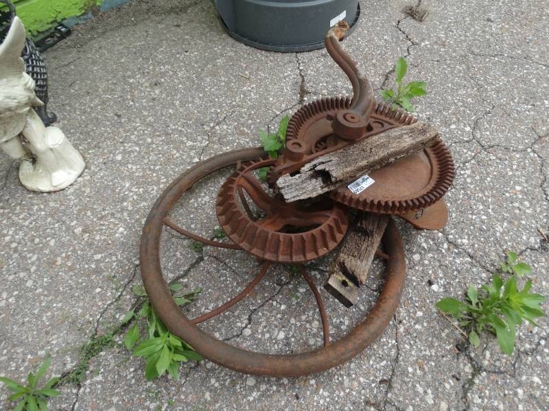 lot 17589 image: Antique crank.