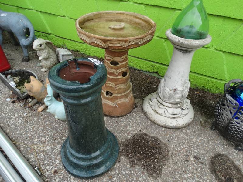 lot 17592 image: 1 Bird bath with 2 bird bath bases.