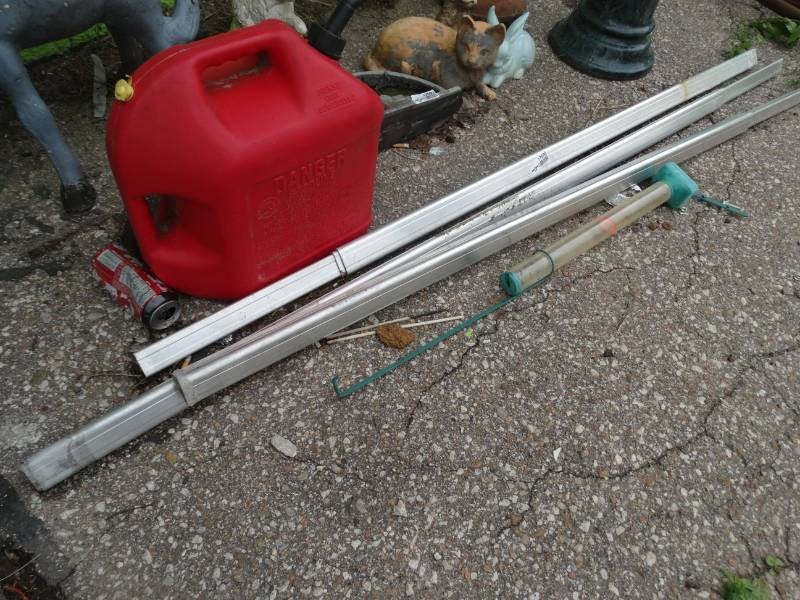lot 17595 image: Aluminum bird house poles.