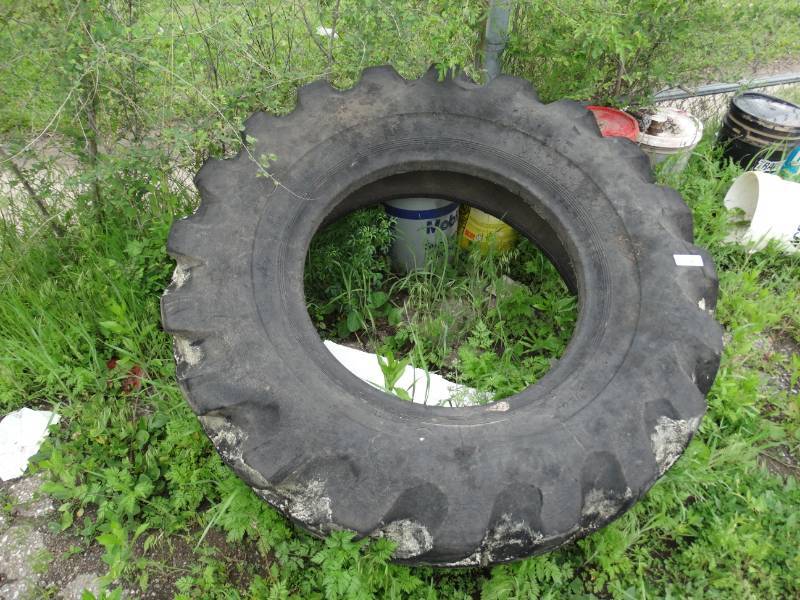 lot 17599 image: Tractor tire.