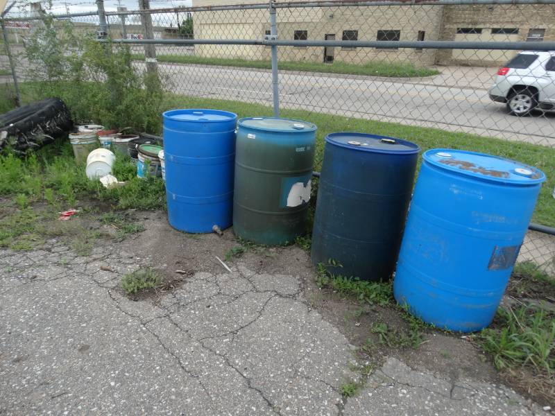 lot 17600 image: 4 Plastic barrels & 5gal buckets.