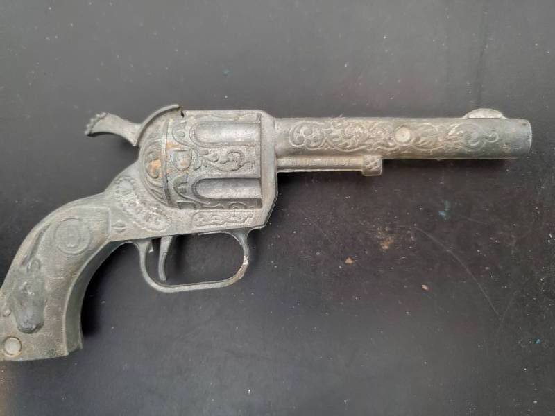 lot 13658 image: Bronc Circle D Toy Cap Gun with Long Horn Cow Head on Grip