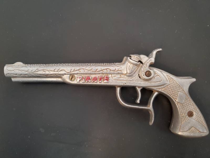 Unopened Vintage Single Shot Cap Pistol Toy With Keychain #882 Pirate Pistol 