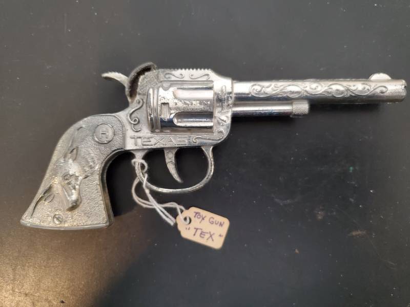 lot 13663 image: Circle H TEXAS Toy Gun with Long Horn Cow Head on Grip