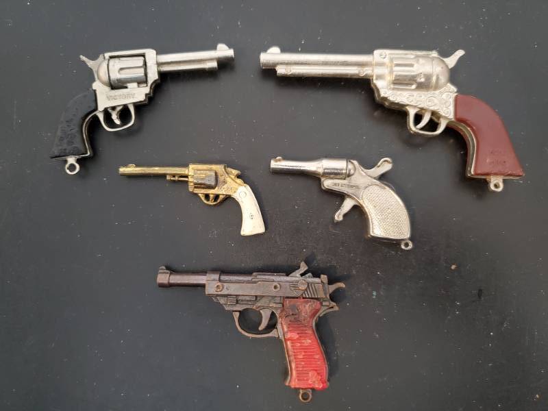 lot 13664 image: Lot of 5 Toy Gun Charms