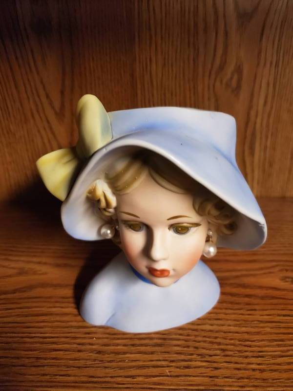 lot 13764 image: Inarco E6212 Lady Head Vase
