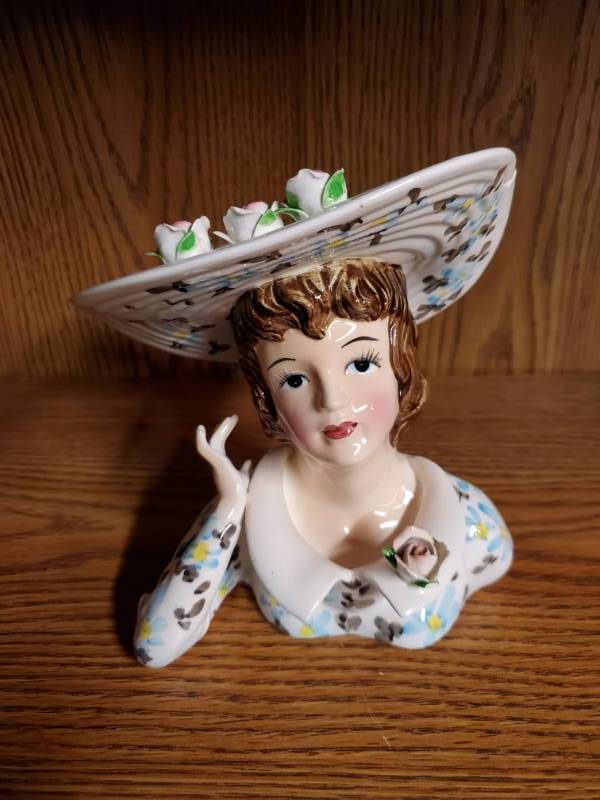 lot 13771 image: Lady Head Vase #13438