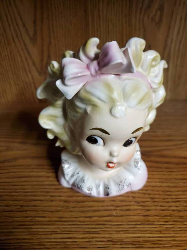 lot 13774 image: Girls Head Vase