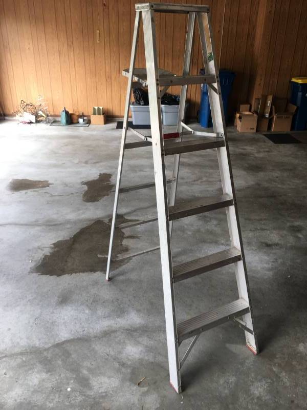 lot 13680 image: Aluminum Folding Step Ladder