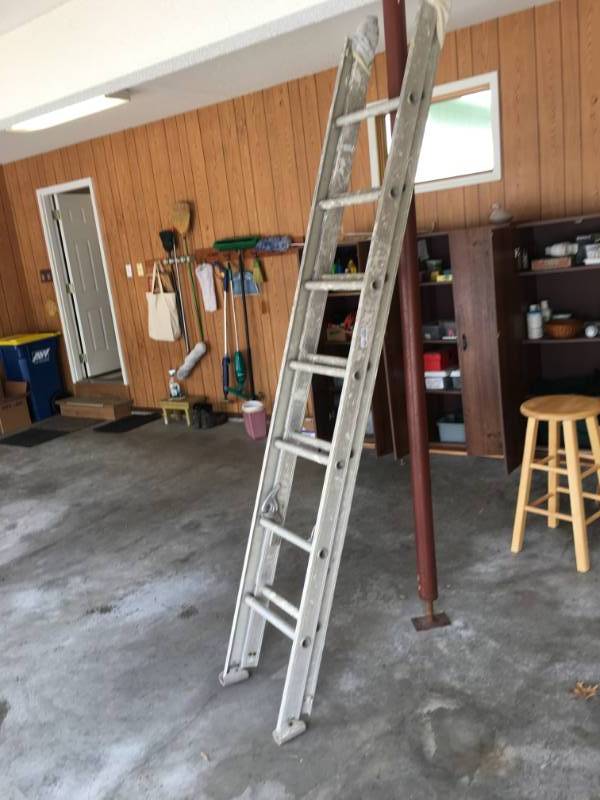 lot 13681 image: Aluminum Extension Ladder