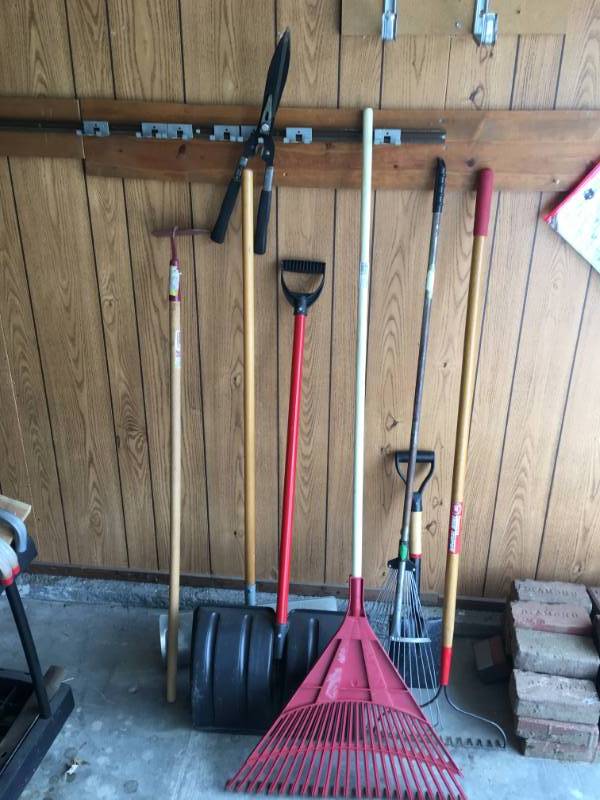 lot 13682 image: Lot of Outdoor Tools - Hoe, Dirt Rake, Leaf Rake, Short Handle Spade �