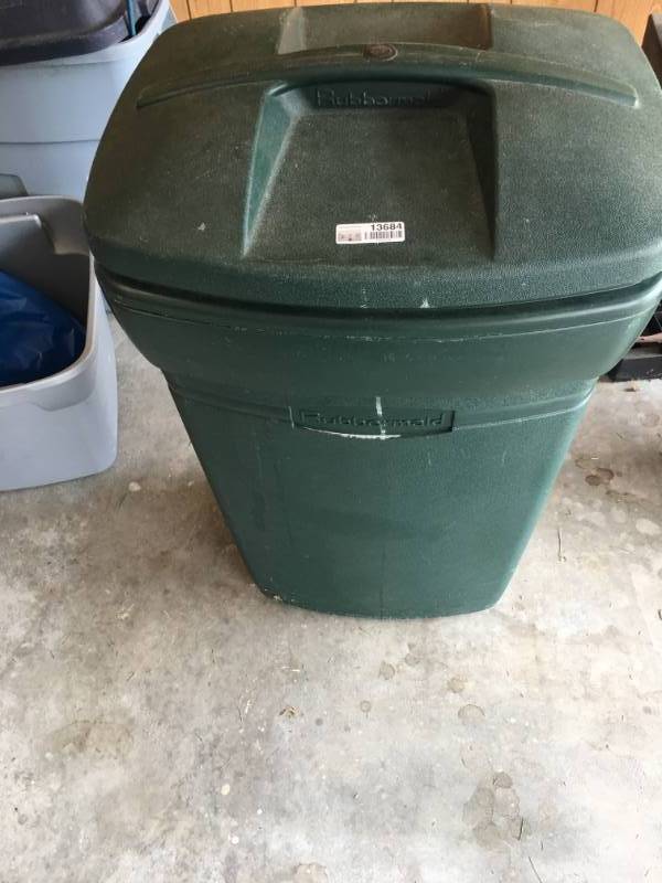 lot 13684 image: Rubbermaid Roughneck Lidded Plastic Rolling Trash Recepticle