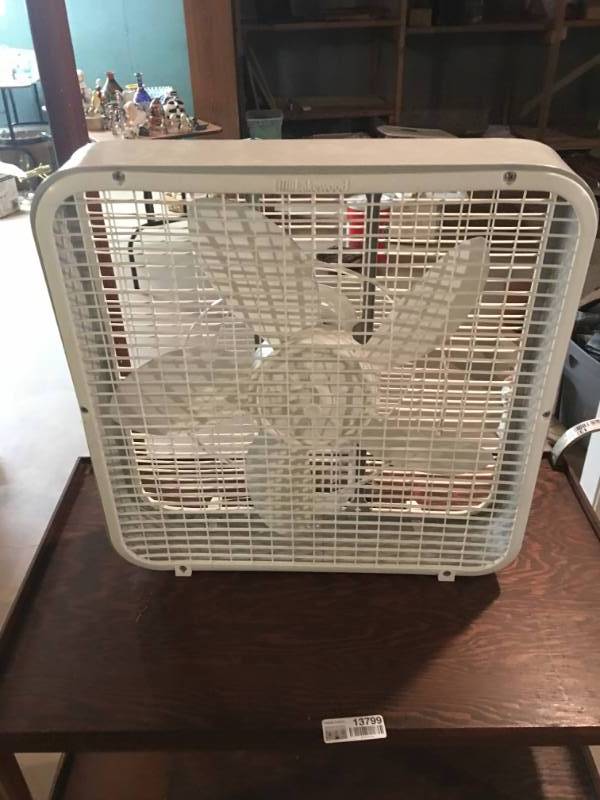 lot 13799 image: Lakewood Electric Box Fan
