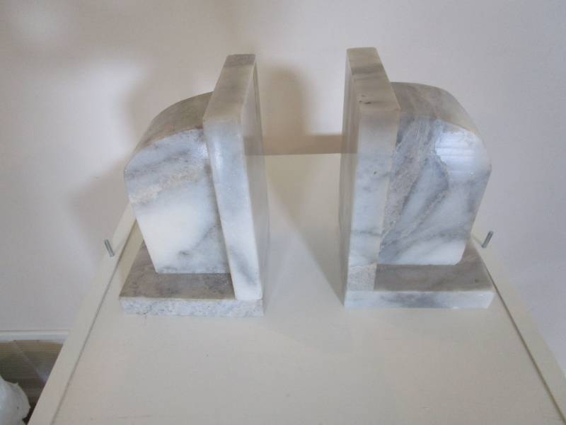 lot 13688 image: Pair of White Marble Book Ends