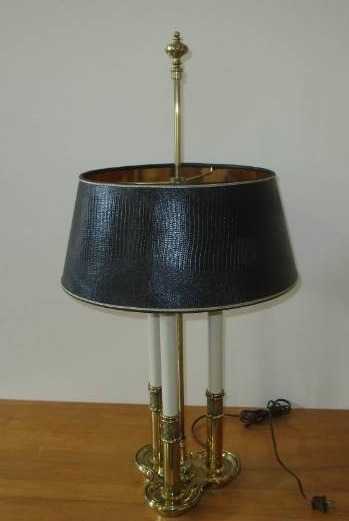 lot 13690 image: Vintage 3 Light Electric Lamp w Shade