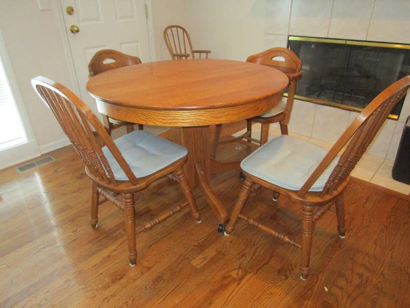 lot 13648 image: Round Oak Table with 2 Arm Chairs and 2 Court Room Style Chairs