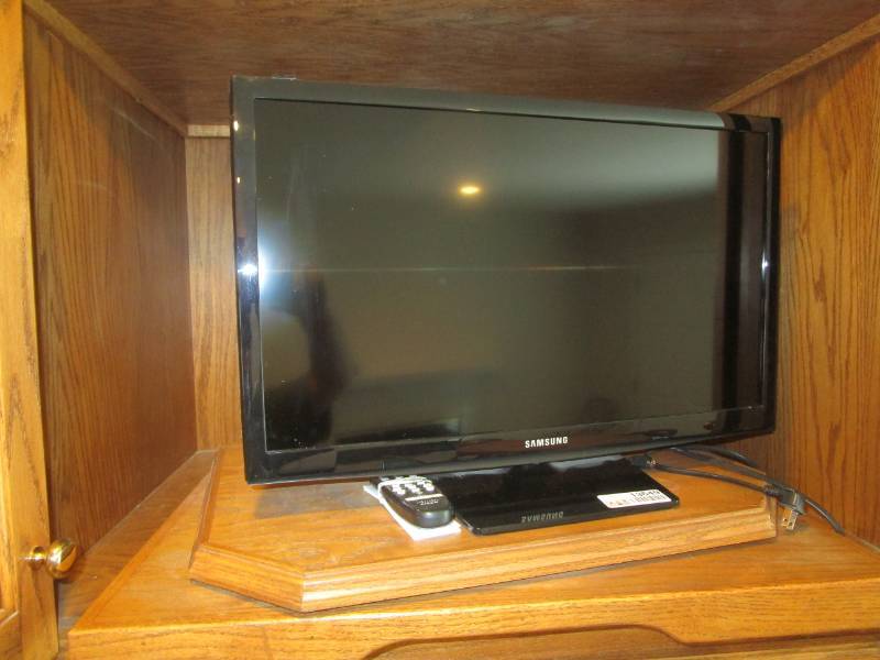 lot 13649 image: Samsung 24 TV Model UN24H4000AFXZA w Remote