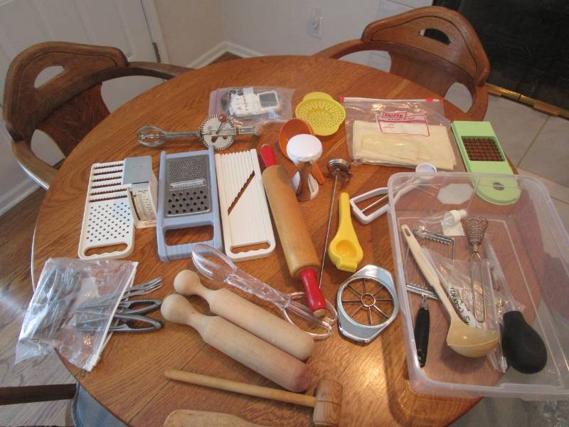 lot 13698 image: Various Kitchen Gadgets - Rolling Pin, Graters, Scale