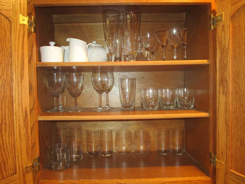lot 13707 image: Lot of White and Clear Drinking  Wine Glasses