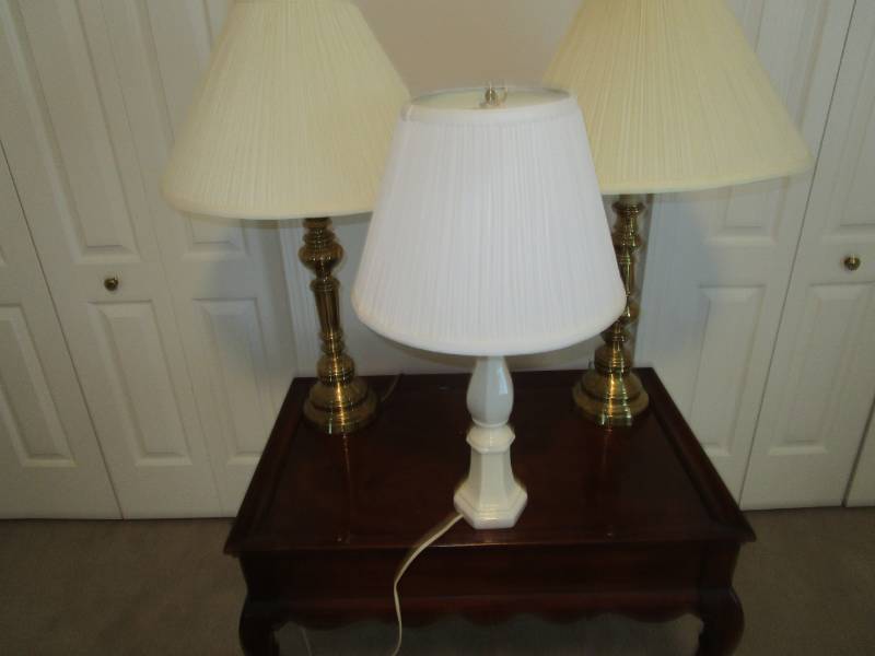lot 13741 image: Lot of 3 Electric Lamps with Shades