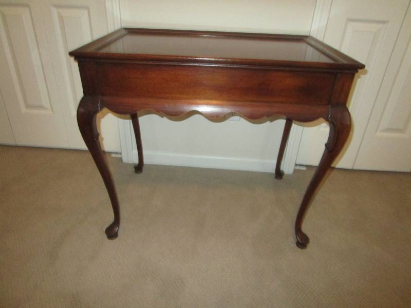 lot 13743 image: Queen Anne Style End Table with Drawer on Both Ends