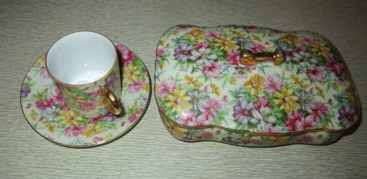 lot 13754 image: Teacup and Saucer with Matching Trinket Box