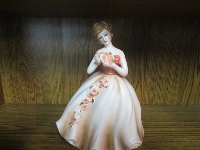 lot 13777 image: Napcoware C-6712 Lady Standing 10 PlanterVase