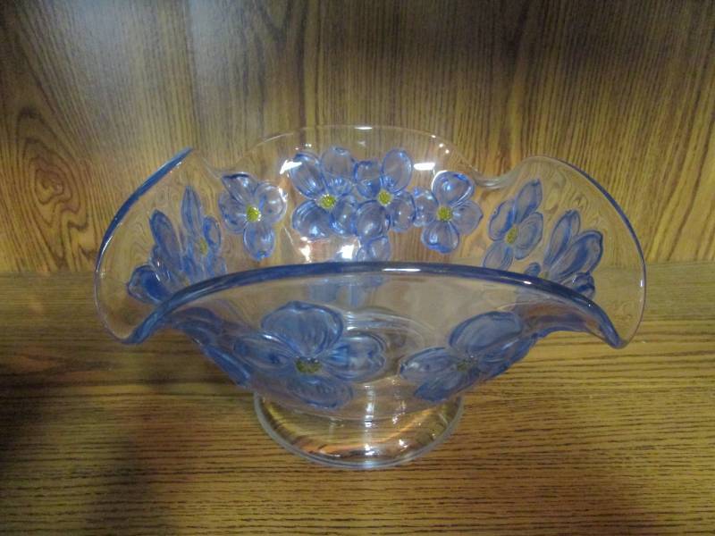 lot 13780 image: Vintage Blue Decorated Heavy Glass Serving Bowl