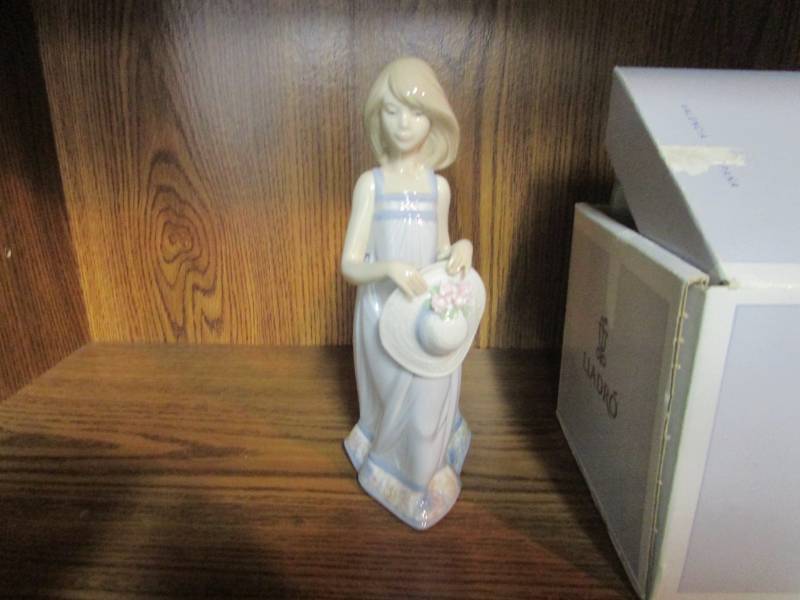 lot 13804 image: Lladro Embalador A-5-90 with Box - Girl Statue Holding Hat in Hand