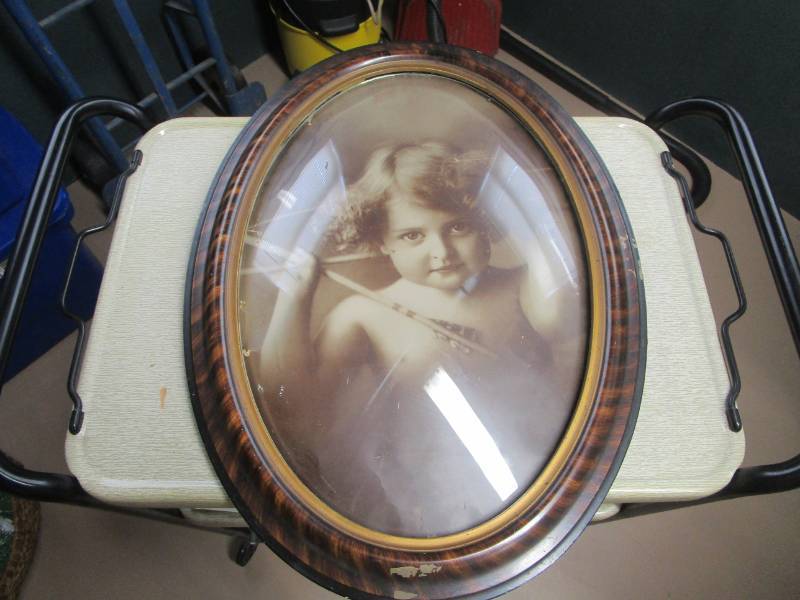 lot 13805 image: Vintage Oval Tiger Frame with Bubble Glass