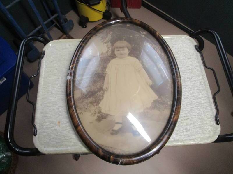 lot 13806 image: Vintage Oval Tiger Frame with Bubble Glass
