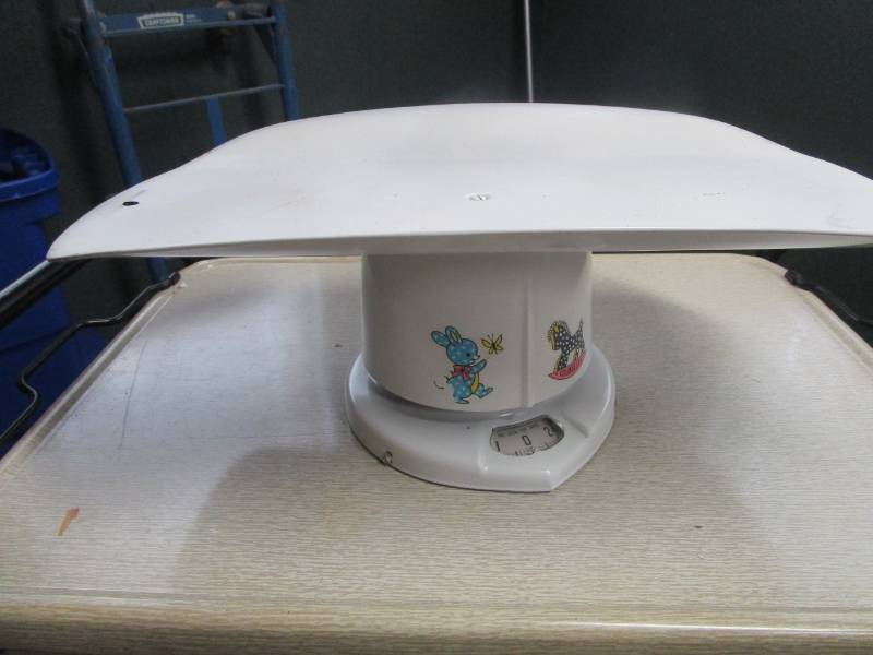 lot 13810 image: Infant Weight Scale Vintage