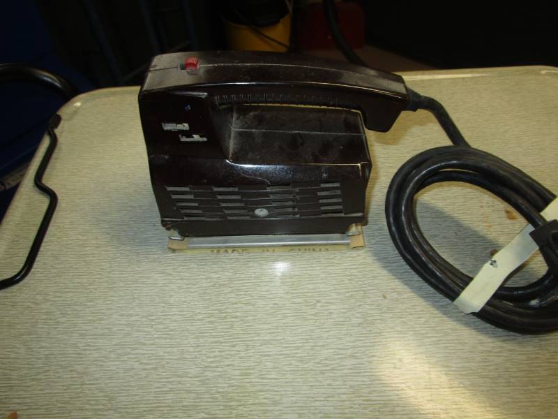 lot 13815 image: Toastmaster Finishing Sander Bakelite Vibrating Corded Sander