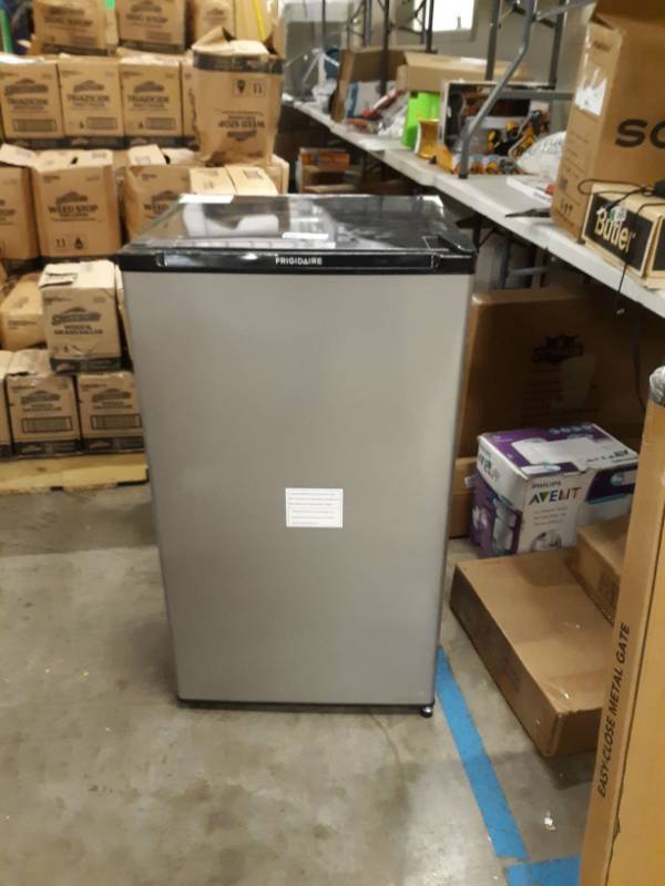 lot 6802 image: Frigidaire Mini Fridge