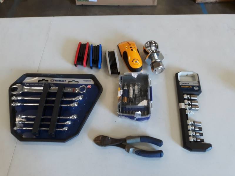 lot 6819 image: Various Kobalt Tools  a Tow Hitch