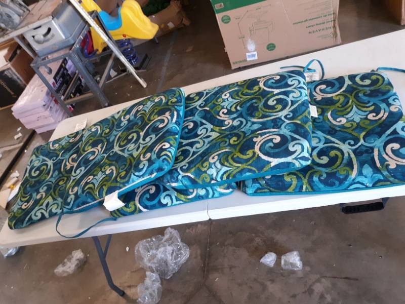 lot 6827 image: 5 Patio Chair Cushions