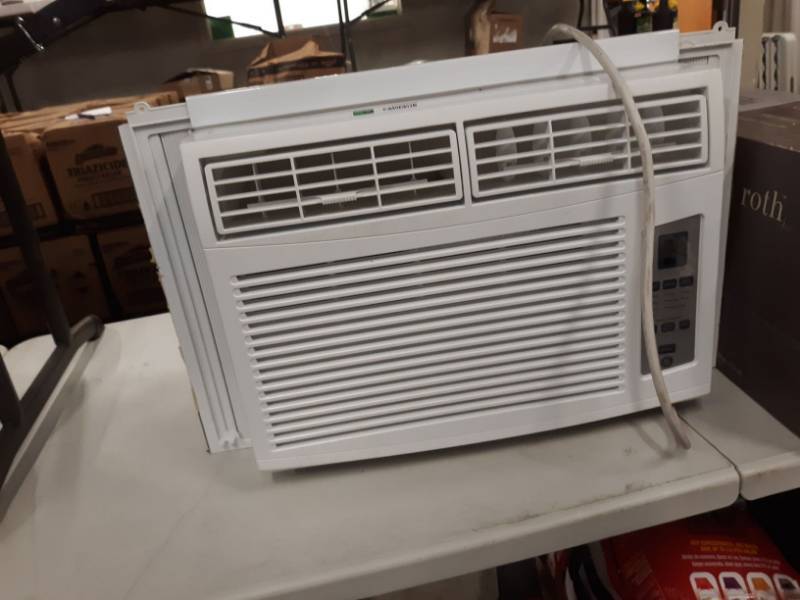 lot 6863 image: Air Conditioning Window Unit